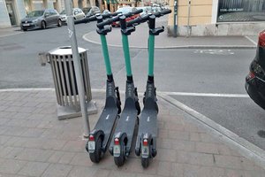 Mehr Kontrollen gefordert: Schlecht geparkte E-Scooter als Stolperfalle. Foto: Mein Klagenfurt