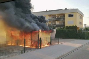 Müllinsel bei einer Wohnhausanlage geriet in Vollband. Foto: Berufsfeuerwehr Klagenfurt