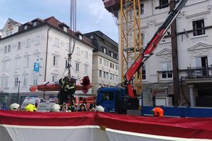 Berufsfeuerwehr rettet eingeklemmte Arbeiter aus 4. Stock. Foto: Berufsfeuerwehr Klagenfurt