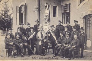 Der Männergesangsverein Velden im Jahr 1912 mit Fahnenpatin Sophie Jasser. Foto: Sammlung Ilse Dominici
