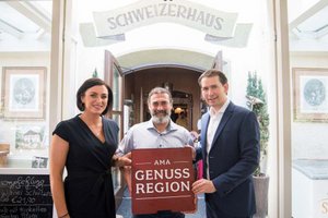 Kurz und Köstinger zertifizieren Schweizerhaus in Klagenfurt mit Gütesiegel AMA GENUSS REGION. Foto: BMLRT/Michael Gruber