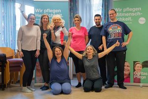 Die Kolleginnen und Kollegen freuen sich auf die gemeinsame Yoga Einheit im Caritas Pflegewohnhaus „Haus Franziskus“ in Klagenfurt. Foto: Caritas 