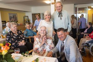 Bürgermeister Christian Scheider gratuliert Maria Zimprich gemeinsam mit Sohn und Schwiegertochter zum 100. Geburtstag. Foto: StadtKommunikation / Kulmer
