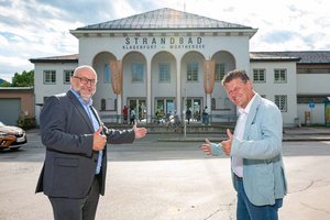Bürgermeister Christian Scheider und STW-Vorstand Erwin Smole freuen sich, dass das Strandbad Klagenfurt trotz Einschränkungen im Badebetrieb wieder eröffnet werden kann. Foto: STW/Hude