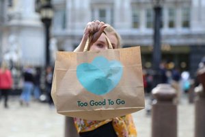 Gegen Lebensmittelverschwendung: Hofer erweitert „Too Good To Go“ Angebot. Foto: HOFER