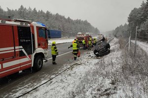 Schneematsch uns abgefahrene Winterreifen wurden heute Mittag einem 26-jährigen Klagenfurter auf der Südautobahn bei Villach zum Verhängnis. Foto: FF Gödersdorf 
