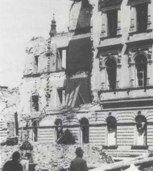 Im Februar 1945 wurde die Ostseite des Sparkassengebäudes in der Bahnhofstraße durch Bombentreffer schwer beschädigt. Foto: Kärntner Sparkasse