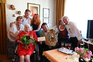 Bürgermeister Christian Scheider gratuliert Rosalia Pichler im Beisein ihrer Familie herzlich zum 101. Geburtstag. Foto: StadtKommunikation / Hronek