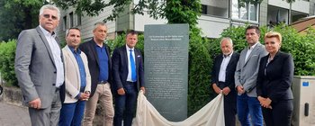 Gedenkstein zur Erinnerung an die Opfer einer Medizin ohne Menschlichkeit in der Dr.-Franz-Palla-Gasse enthüllt