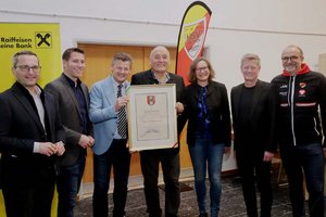 Triathlon-Urgestein Hannes Bürger erhielt offiziell Dank und Anerkennung. Foto: StadtKommunikation/Wajand
