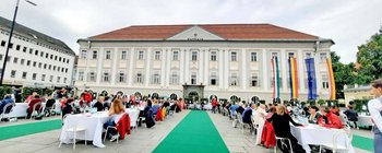 Tafel der Begegnung am Neuen Platz in Klagenfurt, anlässlich 100 Jahre Caritas
