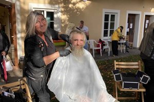 Unter freiem Himmel: Barber Angels schnitten 50 Wohnungslosen kostenlos die Haare. Foto: Caritas