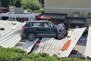 Pörtschach: Auto landete auf Carport. Foto: FF Pörtschach am Wörthersee