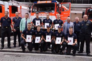 Acht junge Männer wurden nach sechs Monaten der Ausbildung zu Feuerwehrmännern bei der Berufsfeuerwehr befördert. Foto: StadtKommunikation / Wajand