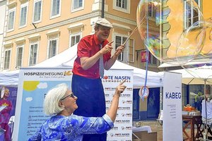 Passend zum heurigen Thema ein Clowndoctor als Seifenblasenkünstler beim Kinderhospiz- und Palliativtag im Jahr 2022. Foto: Mein Klagenfurt