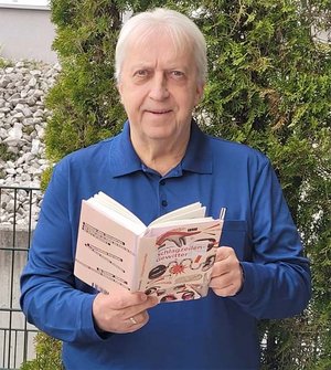 Harald Raffer mit seinem Buch „Schlagzeilen-Gewitter“. Foto: Privat/KK