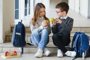 Schulstart: Lidl schenkt Schüler:innen einen Apfel, Nuss-Frucht-Mix und Hygiene-Gel. Foto: Lidl Österreich