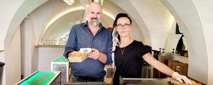 Seit heute, Donnerstag, hat Gastronom Gert Höferer sein neues Hotdog Lokal in Klagenfurt eröffnet, und die schmecken wirklich gut