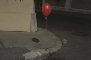 Am Kanaldeckel ist ein roter Luftballon angebunden: Foto: Instagram/Klagenfurt Elite 