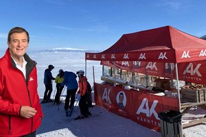 AK-Präsident Günther Goach: „Mit den Skitagen unterstützt die AK Kärnten ihre Mitglieder finanziell, um Wintersport leistbarer zu machen.“ Foto: Montage / AK / Jost&Bayer