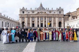 Kärntner Sternsinger feiern Neujahrsmesse mit Papst Franziskus. Foto: Stefano Dal Pozzolo/Agentur Romano Siciliani / Kindermissionswerk