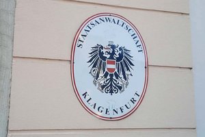 Über Anordnung der Staatsanwaltschaft Klagenfurt und in Abstimmung mit den Bezirksverwaltungsbehörden wurden in den Morgenstunden des 26. Juli 2023 zeitgleich in sechs Kärntner Haushalten Durchsuchungen unter der Leitung des LVT Kärnten umgesetzt.