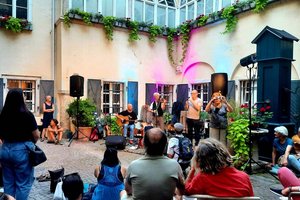 Die DonnerSzenen bieten auch heuer wieder Musik, Literatur, Theater und Kleinkunst unter freiem Himmel in den romantischen Klagenfurter Innenhöfen. Foto: Mein Klagenfurt