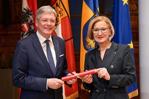 Niederösterreichs Landeshauptfrau Mikl-Leitner dankte LH Peter Kaiser für die umsichtige und wertschätzende Vorsitzführung. Foto: NLK Burchhart