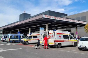 Die PKW-Lenkerin wurde mit leichten Verletzungen von einem Rettungsfahrzeug in das Klinikum Klagenfurt gebracht. Foto: Mein Klagenfurt
