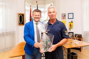 Oberst Ing. Josef Gramm bekam von Bürgermeister Christian Scheider den Gläsernen Lindwurm der Landeshauptstadt verliehen. Foto: StadtKommunikation/Wiedergut
