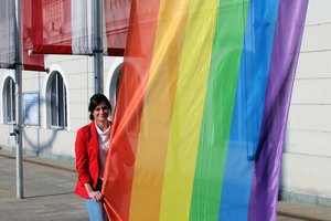Auf Initiative von Stadträtin Mag. Corinna Smrecnik wurde am Mittwoch wieder die Regenbogenfahne vor dem Rathaus gehisst. Foto: StadtKommunikation