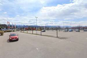 Große Parkplätze ohne Bäume sorgen für Hitze-Stau und heizen Umgebung auf. Foto: Google Street View/Symbolbild