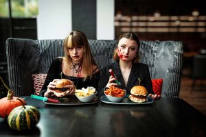 Gruselige Gaumenfreude: Le Burger serviert den Trick or Treat - einen Burger mit Blutwurst an Halloween. Foto: Le Burger/Robin Consult Fellner