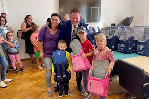 Bürgermeister Christian Scheider übergab heute Gratis-Schultaschen. Foto: Büro Bürgermeister