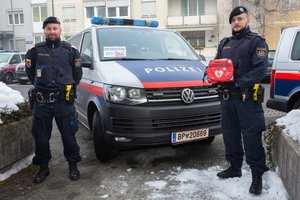 Großes DANKE! Diese beiden Polizisten wurden gestern zu Lebensrettern. Foto: Polizei Kärnten 