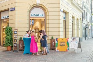 Die teilnehmenden Betriebe des SommerSchlussverkaufs sind durch große gelbe Einkaufstaschen wiederzuerkennen. Foto: Klagenfurt Marketing