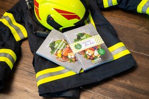 5 Euro für die Feuerwehr pro verkauftem ADEG „Jahreszeiten Kochbuch“. Foto: REWE Großhandel / Rußkäfer