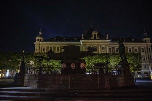 Heute, Freitagabend, bleibt es am Neuen Platz finster – die Earth Hour setzt ein Zeichen für den Umweltschutz. Foto: SK / Thomas Hude 