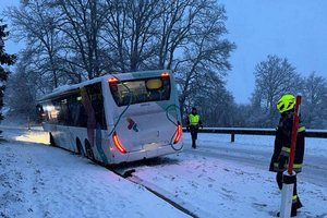 Vollbesetzter Linienbus kam von der Straße ab. Foto: FF Moosburg