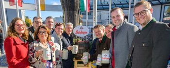 Marktreferent Bürgermeister Christian Scheider mit Landeshauptmann Dr. Peter Kaiser sowie Mitglieder des Klagenfurter Stadt- und Gemeinderates und weitere politische Vertreter bei der Eröffnung des heurigen Ursulamarktes. Foto: StadtKommunikation / Hude