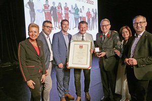 Goldene Medaille für „Rotes Kreuz“-Präsident Dr. Peter Ambrozy. Foto: StadtKommunikation/Wajand