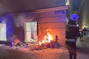 Brandstiftung in der Innenstadt: 37-Jähriger zündet Kartons vor Modegeschäft an. Foto: Berufsfeuerwehr Klagenfurt
