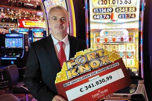 Senior Casino Manager Ing. Harald Posratschnig mit dem Siegerscheck für den Fort Knox Gewinner. Foto: Casinos Austria