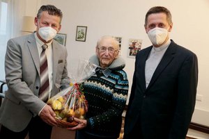 Bürgermeister Christian Scheider und Dompfarrer Peter Allmaier gratulierten Martin Struger zum Geburtstag. Foto: StadtKommunikation/Wajand