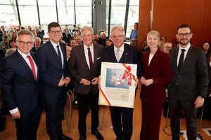 vli.: LT-Präsident Andreas Scherwitzl, LH-Stv. Martin Gruber, LH Peter Kaiser, Ktn. RAK-Präsident Bernhard Fink, LH-Stv. Gaby Schaunig, LR Sebastian Schuschnig. Foto: LPD Kärnten/Wajand
