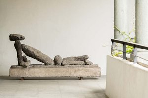 Otto Eder, Sterbender, 1951, Steinguss, 97 x 200 x 50 cm. Foto: F. Neumüller