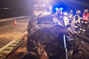 Schnellstraße Maria Saal: 37-Jähriger überschlug sich mehrmals mit seinem Auto. Foto: Feuerwehr St.Donat 