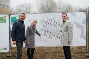 Christian Piber (KSW), LHStv.in Gaby Schaunig und Klagenfurts Vizebürgermeister Patrick Jonke beim Spatenstich in der Klagenfurter Dieselgasse. Foto: Büro Schaunig