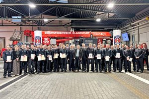 Feuerwehrreferent Bürgermeister Christian Scheider verlieh an Kameraden der Berufsfeuerwehr Klagenfurt für ihre verdienstvollen Tätigkeiten im Feuerwehrdienst Ehrenzeichen in Silber sowie in Gold. Foto: Büro Bürgermeister