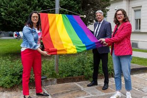 Landesrätin Sara Schaar, LH Peter Kaiser und StRin Constance Mochar hissten heute die Regenbogenfahne. Foto: LPD Kärnten/Jannach